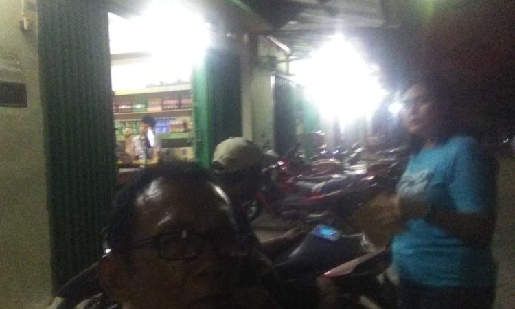 Di Belakang Kantor Camat Cibodas Tanggerang Penjual Minuman Meraja Lelah