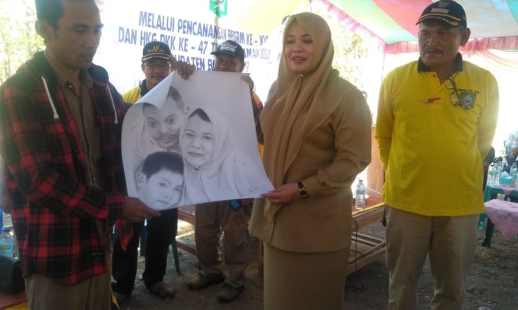 BBGR Di Desa Roka Bupati Bima Dihadiahi Lukisan Tangan