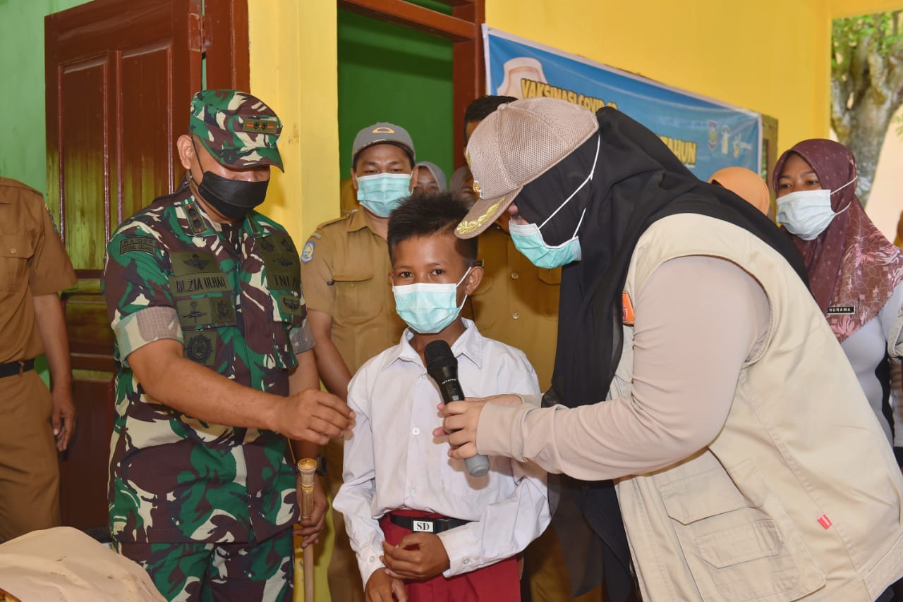 Tinjau Vaksin di Monta, Bupati IDP Bernyanyi Bersama Murid