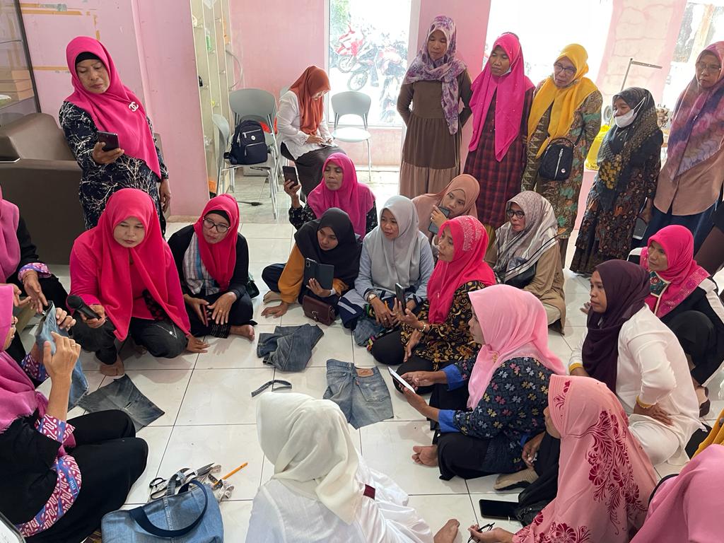 IPEMI Kabupaten Bima Helat Pelatihan Pembuatan Tas Dari Ban Dalam dan Jeans bekas