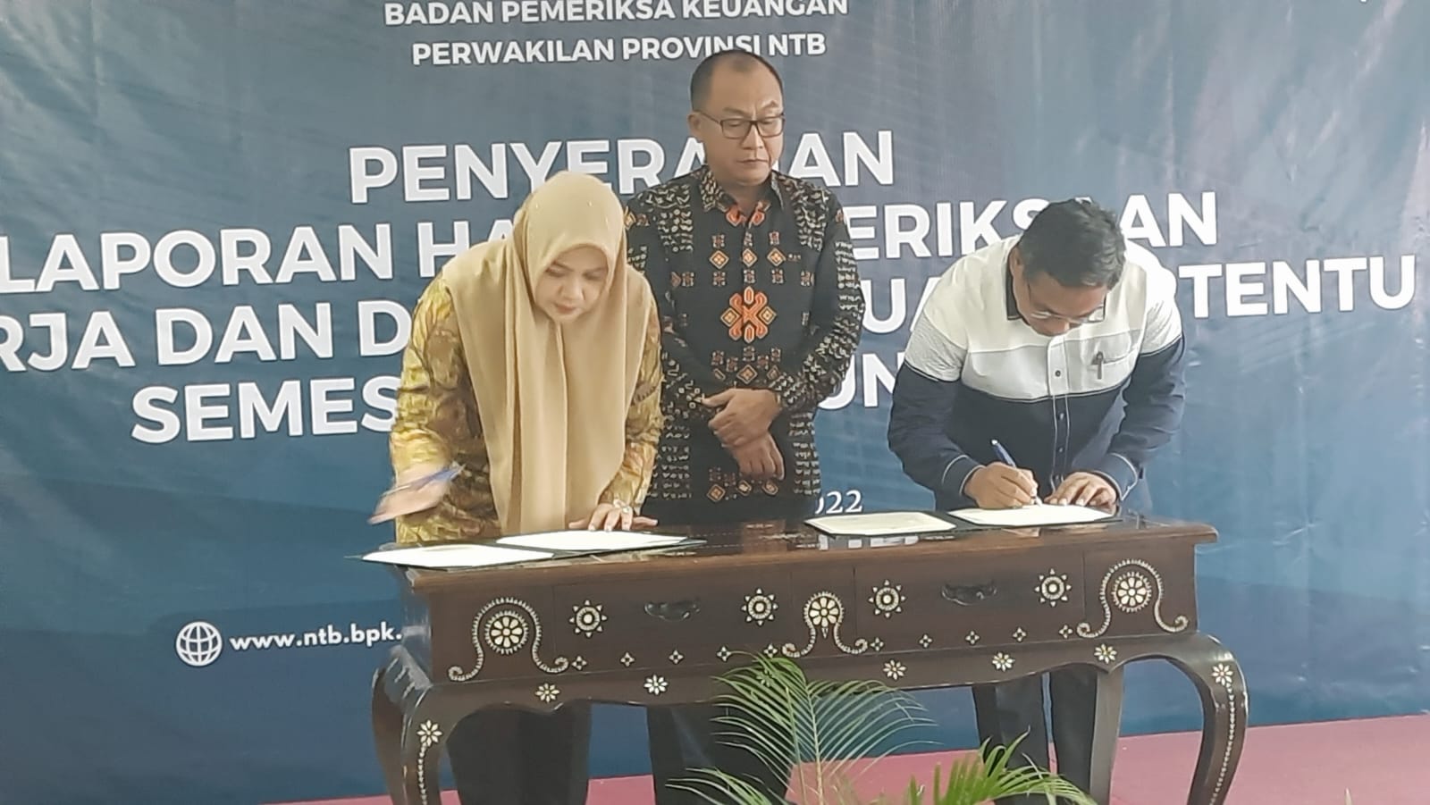 BPK Perwakilan NTB Serahkan LHP BLT Desa Kepada Bupati Bima