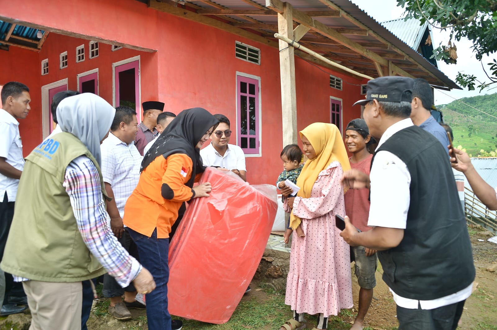 Bupati IDP Kunjungi dan Serahkan Bantuan Korban Kebakaran di Desa Sari