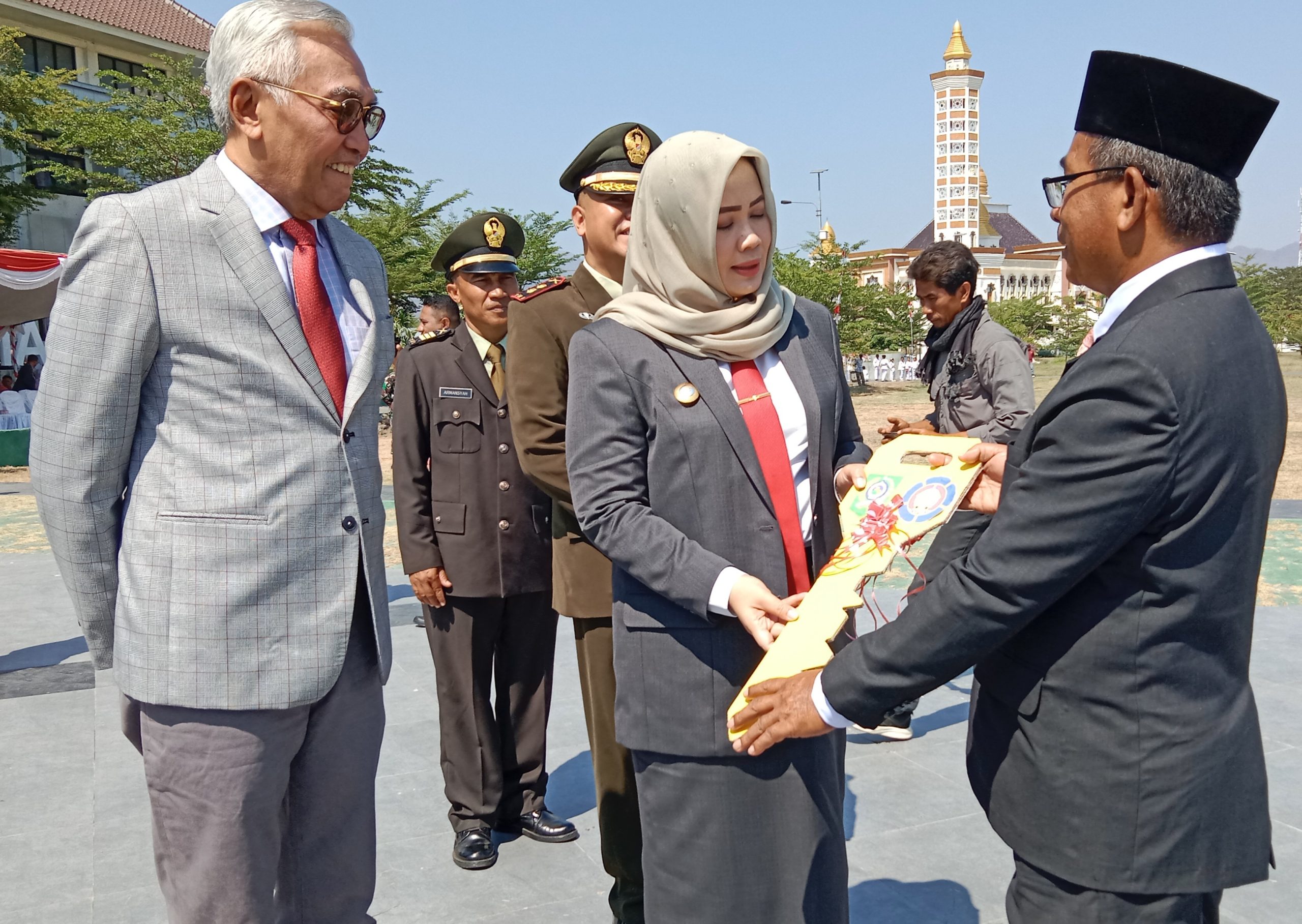 Bupati Bima Menyerahkan Mobil Damkar Untuk Masyarakat Belo