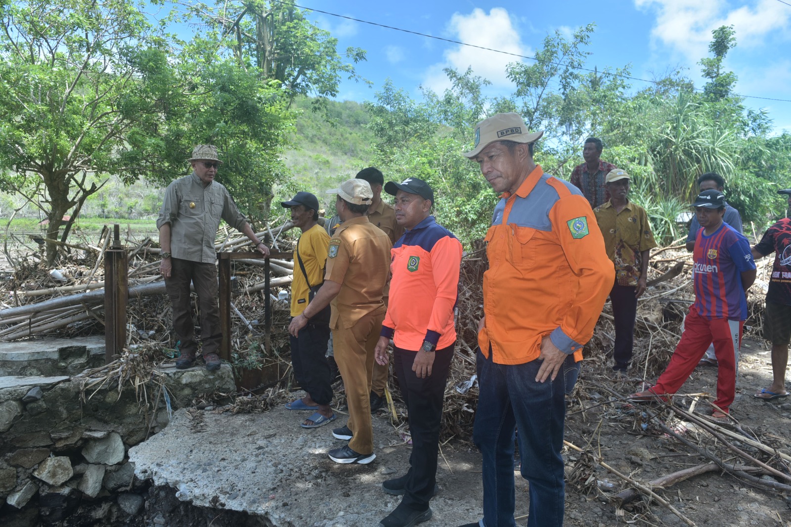 Kunker di Langgudu, Wabup Dahlan Tinjau Jembatan Putus