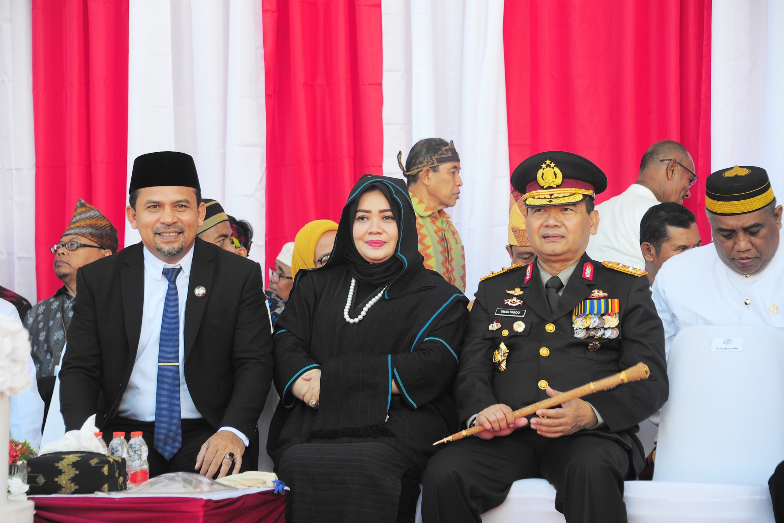 Berbusana Adat Donggo, Bupati Bima Hadiri Upacara HUT Kota Bima