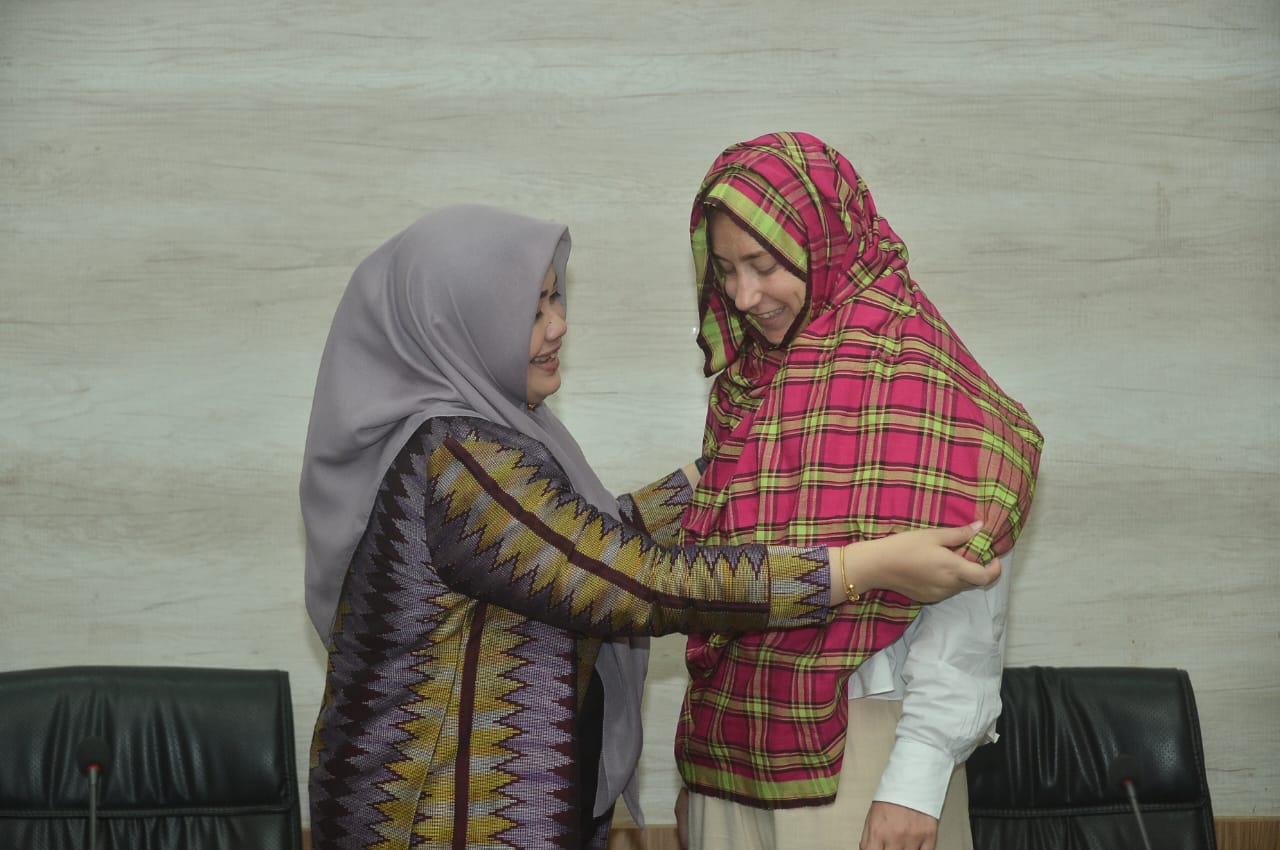 Bupati IDP Kenalkan Rimpu Kepada Delegasi UN Women