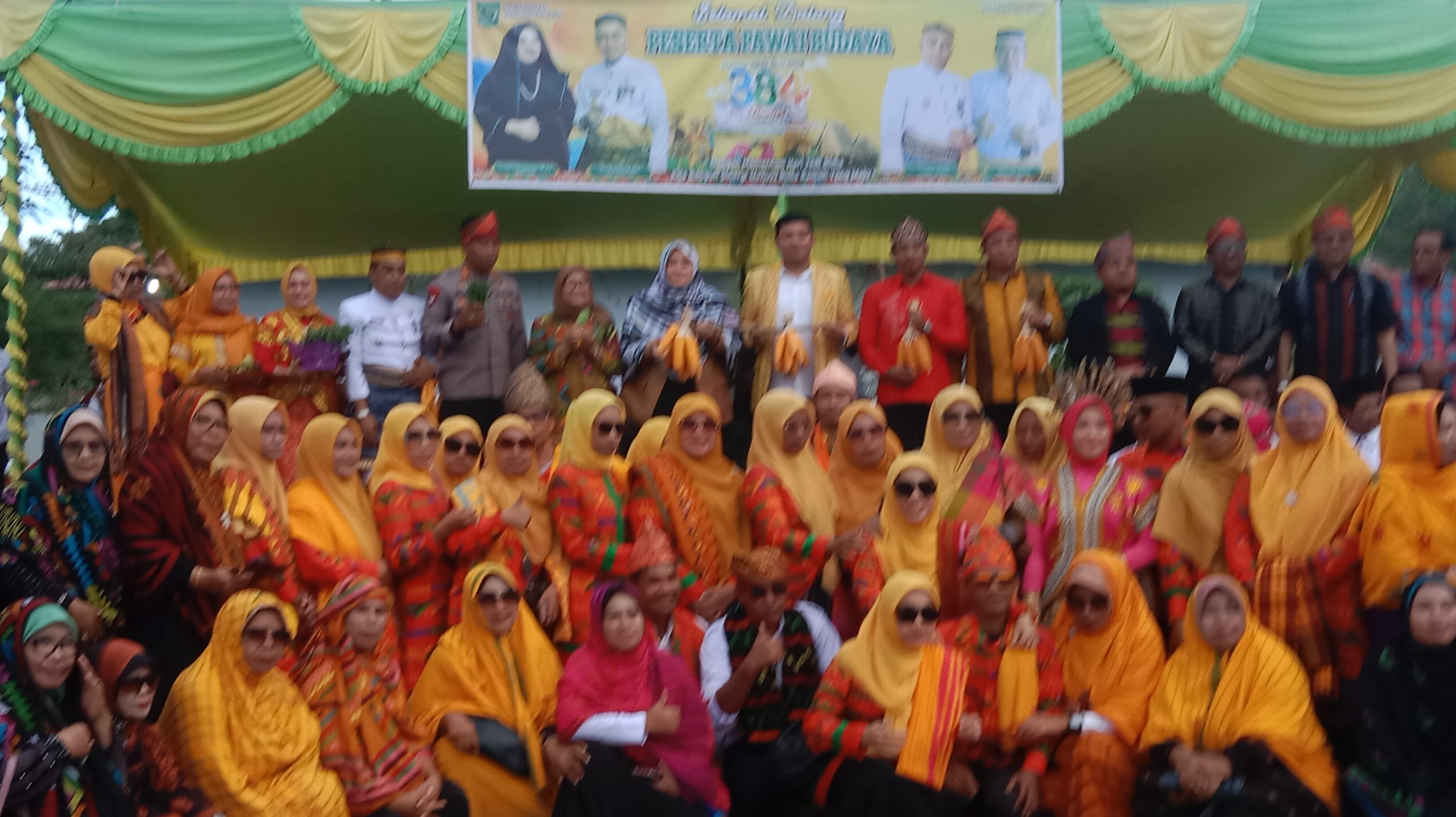 Ketua PKK Menyambut Pawai Rimpu  Hari Jadi Bima Yang Ke 384 Di Kecamatan Woha
