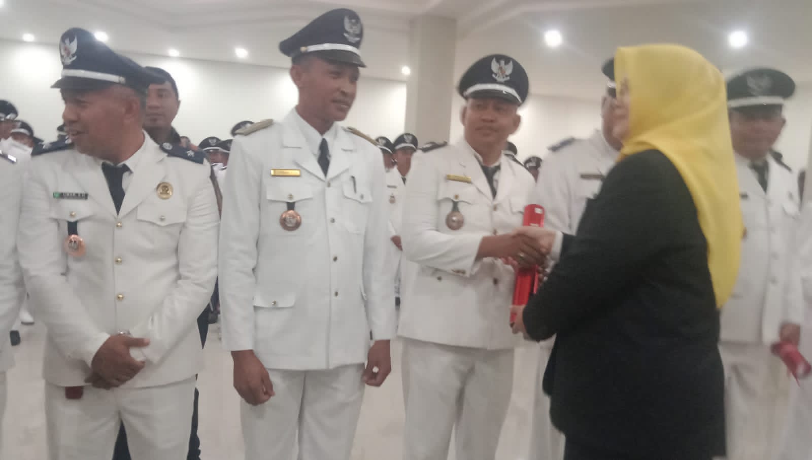Kepala Desa Terima SK Pengukuhan Perpanjangan Masa Jabatan Dari Bupati Bima 2024