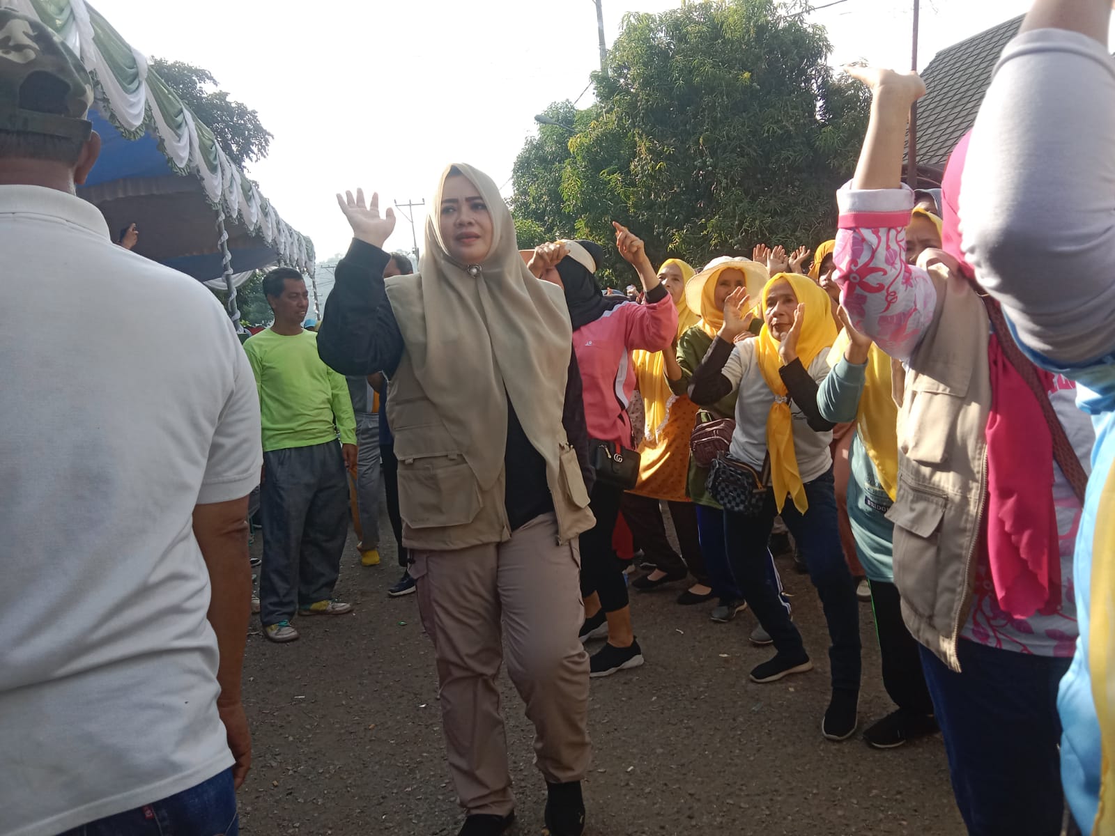 Gerak Jalan Santai Masyarakat Raba Dompu Kota Bima Dengan Calon Gubernur Dan Wakil Gubernur Ntb IQBAL-DINDA