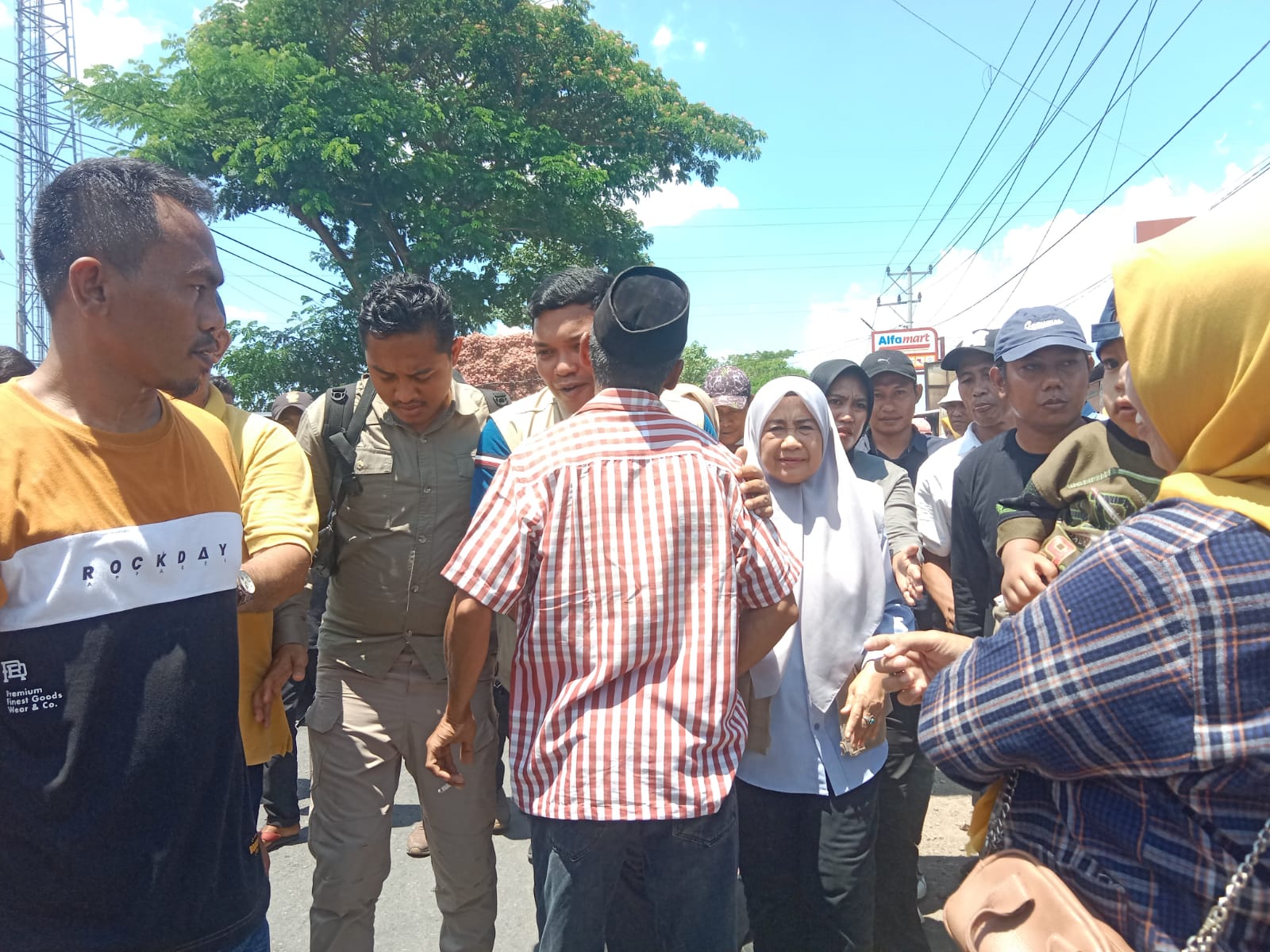Warga masyarakat Kecamatan Mada pangga Tumpah Ruah Sambut Calon Bupati Bima nomor urut 2 DAEYANDI-UMIROS, Dan Calon gubernur NTB IKBAL-DINDA nomor urut 3