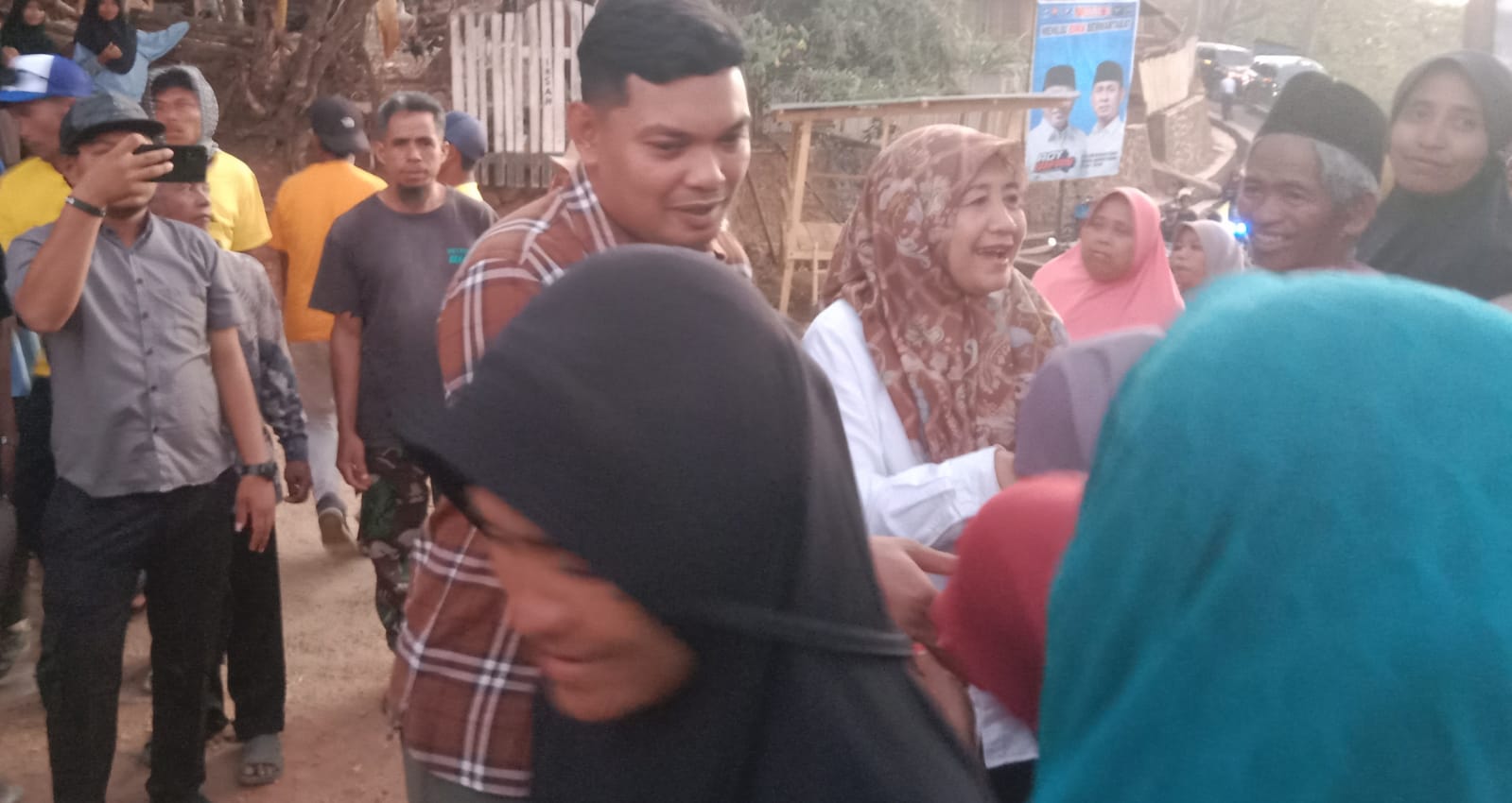 CAlON BUPATI BIMA NOMOR URUT 2 YANDI-ROS SAPA WARGA DI KECAMATAN LAMBITU