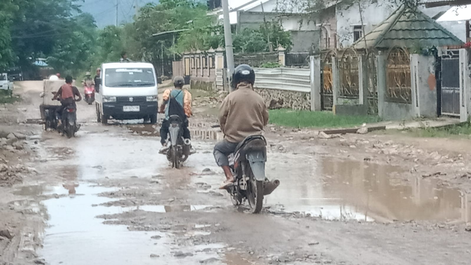 Jalan Lintas Prado Dan Langgudu Rusak Parah, Pemerintah Setempat Tidak Mau Peduli