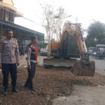 Kanit Patmor Sat Samapta Polres Bima Rela Merogoh Kantong Pribadi Tambal Jalan Berlubang di Rabakodo